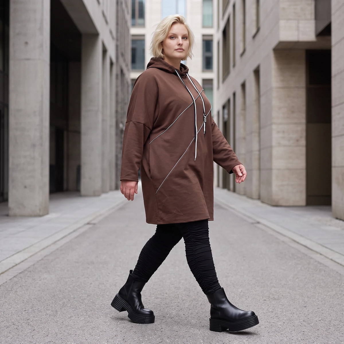 Kuscheliger Fleecehoodie mit Kapuze Tunnelzug Seitentaschen und Stretch in Geradschnitt