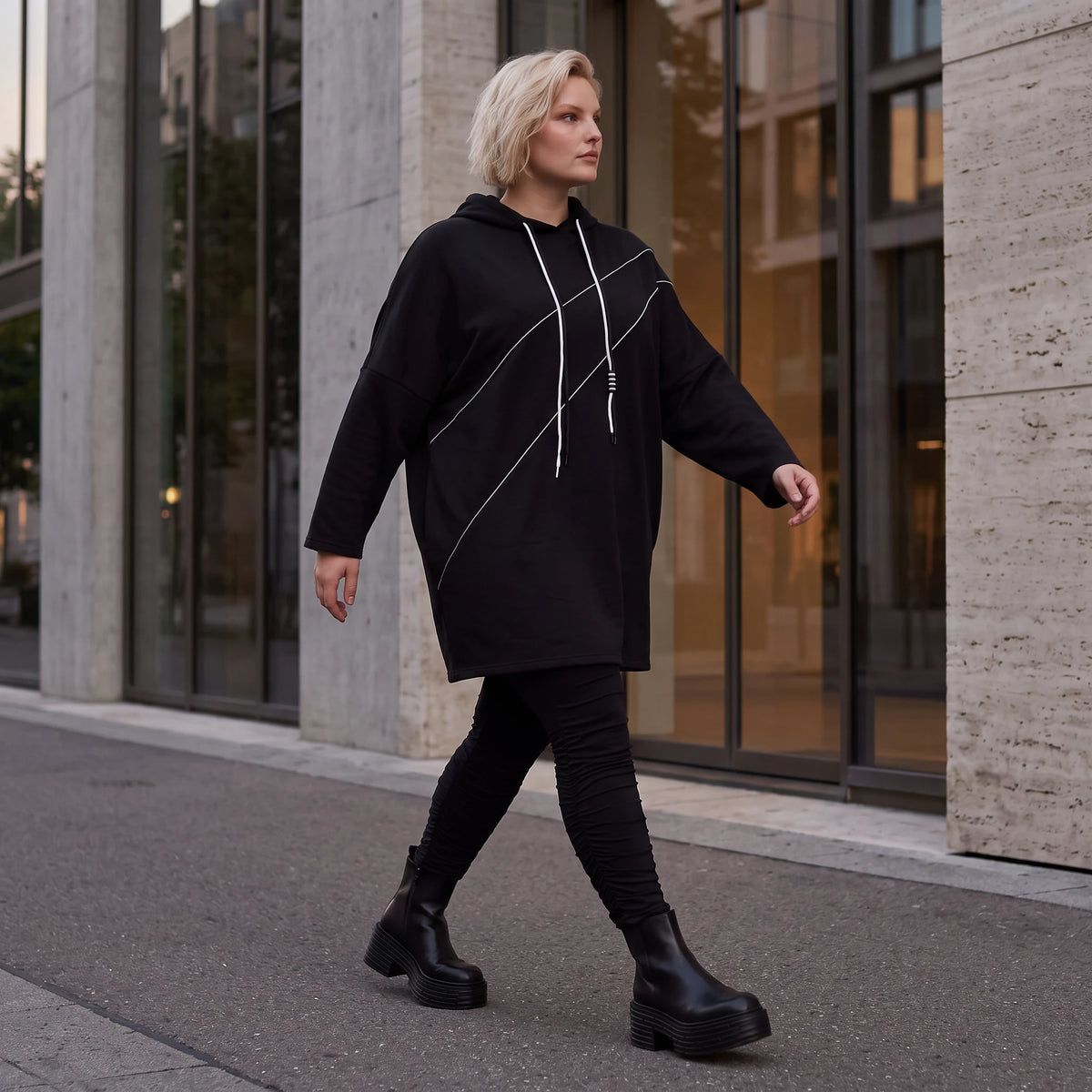 Schwarzer Fleece Hoody mit Stretch in gerader Form kuschelig weich und herrlich bequem