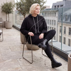 Schwarzer Fleece Hoody mit Stretch in gerader Form kuschelig weich und herrlich bequem