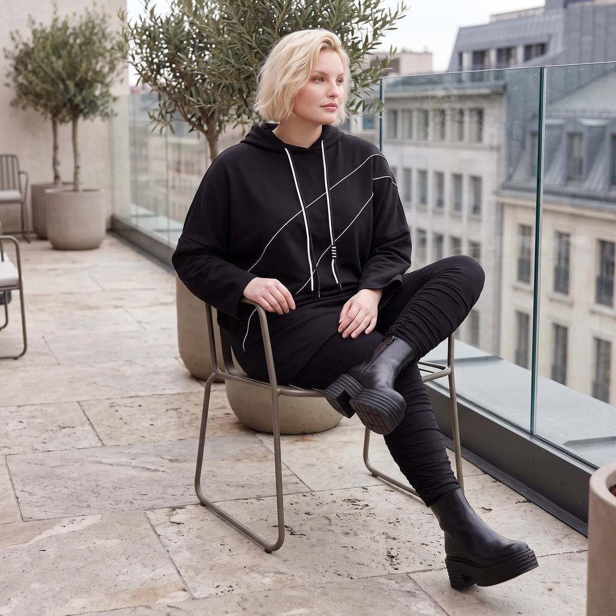 Schwarzer Fleece Hoody mit Stretch in gerader Form kuschelig weich und herrlich bequem