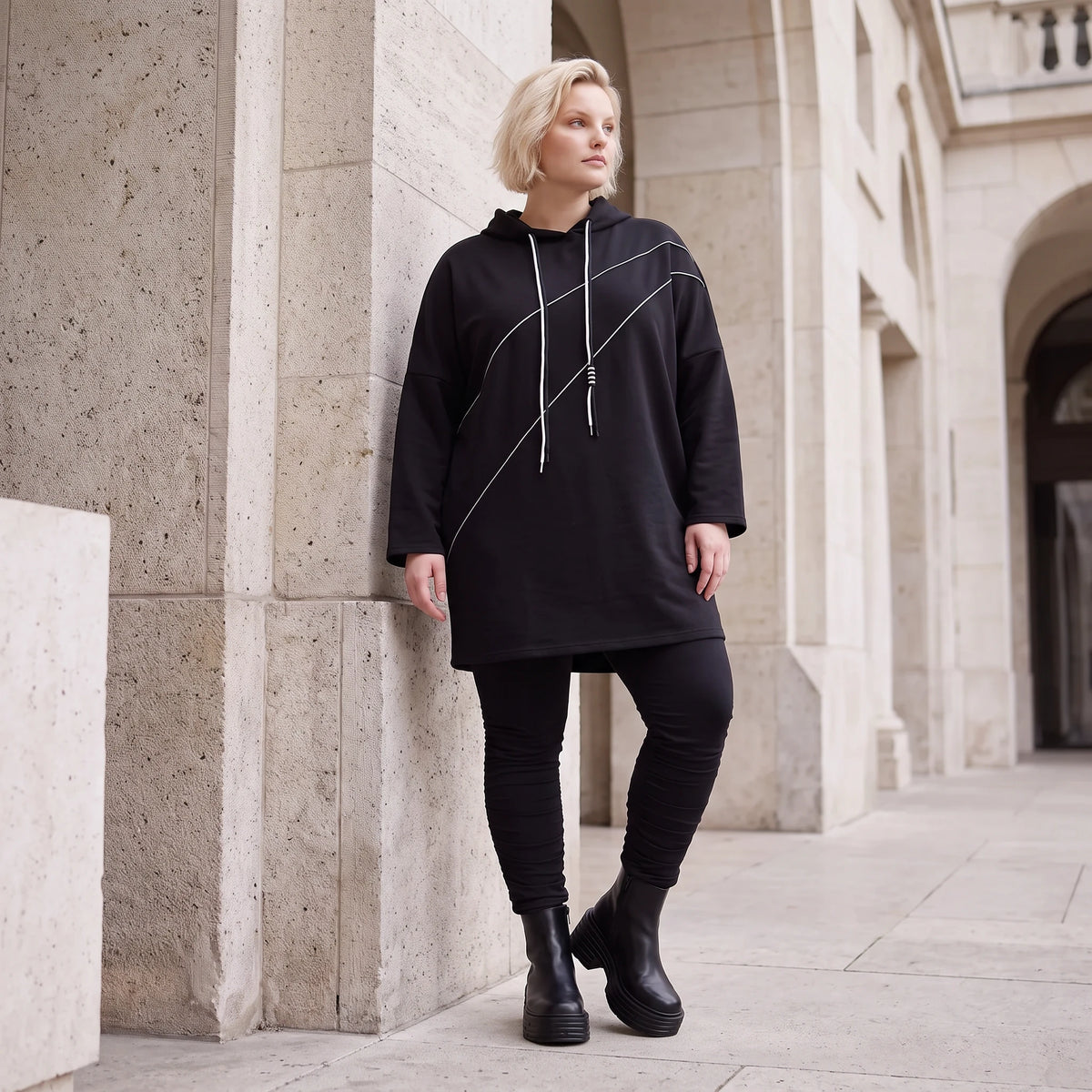 Schwarzer Fleece Hoody mit Stretch in gerader Form kuschelig weich und herrlich bequem