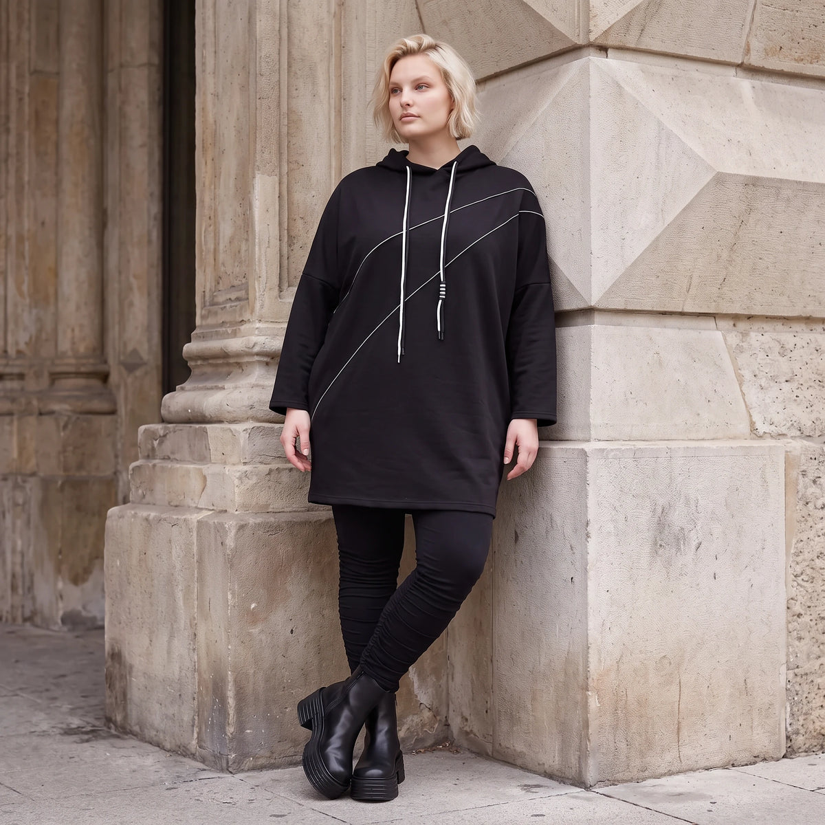Schwarzer Fleece Hoody mit Stretch in gerader Form kuschelig weich und herrlich bequem