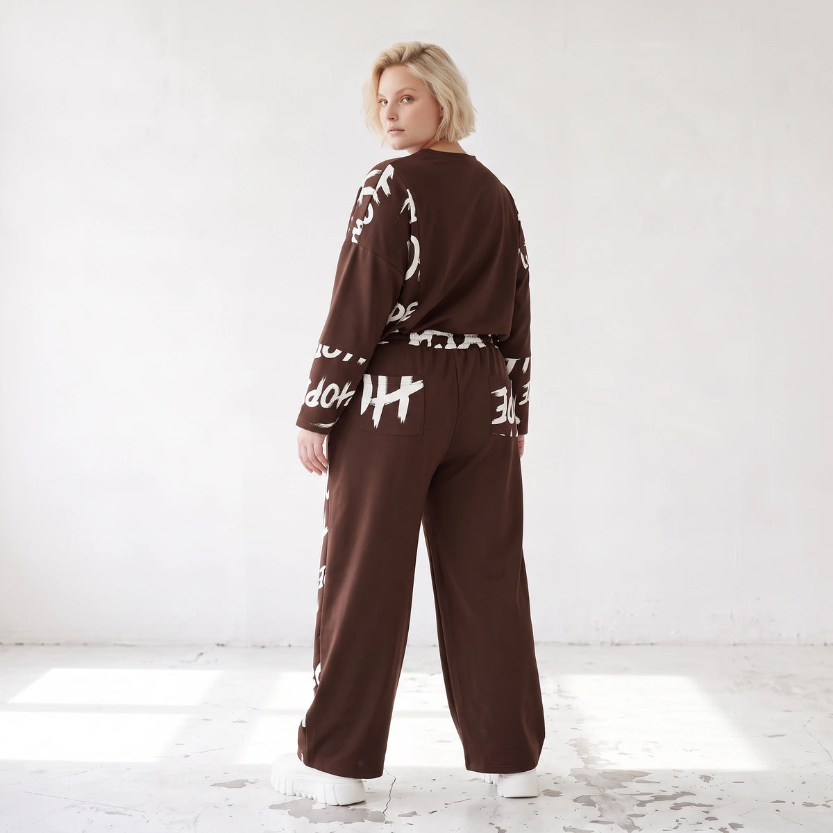 Braune Fleece Ballonhose mit Stretch Schnürbund und Taschen für winterlichen Komfort