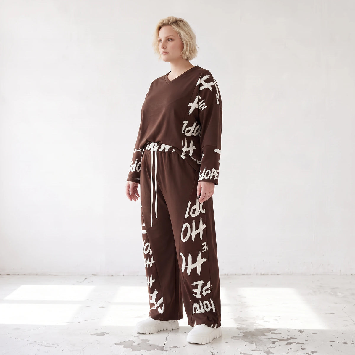 Braune Fleece Ballonhose mit Stretch Schnürbund und Taschen für winterlichen Komfort