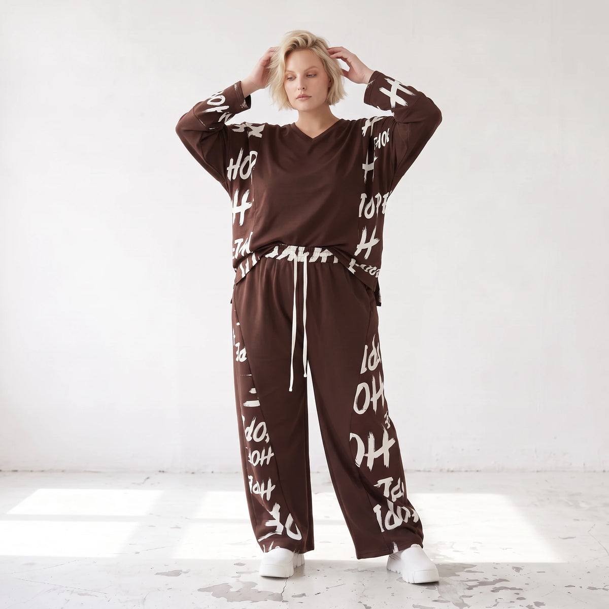 Braune Fleece Ballonhose mit Stretch Schnürbund und Taschen für winterlichen Komfort