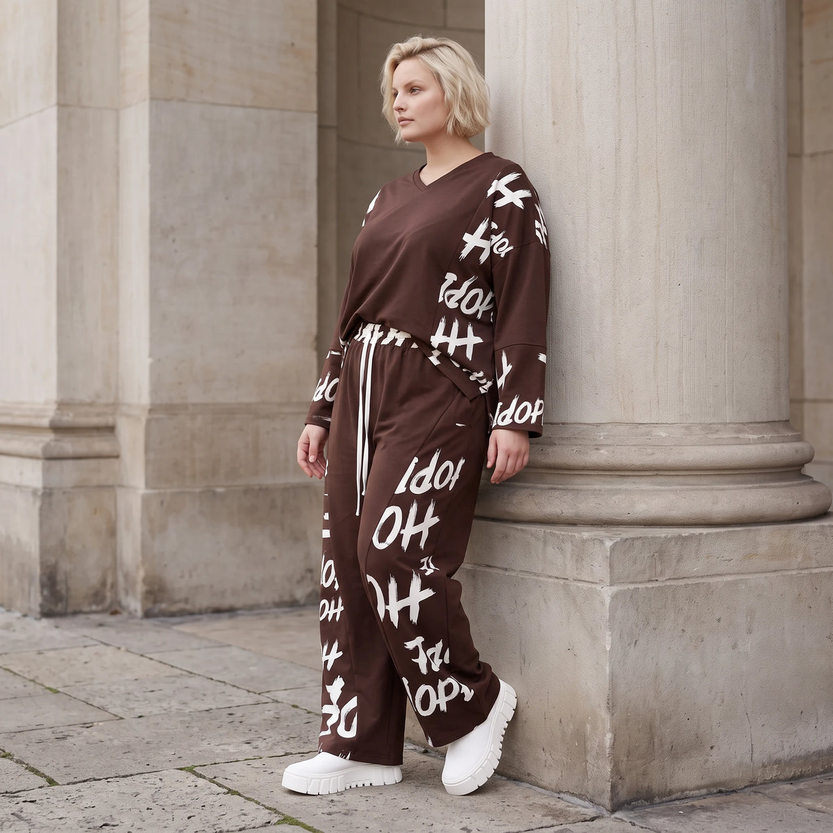 Braune Fleece Ballonhose mit Stretch Schnürbund und Taschen für winterlichen Komfort