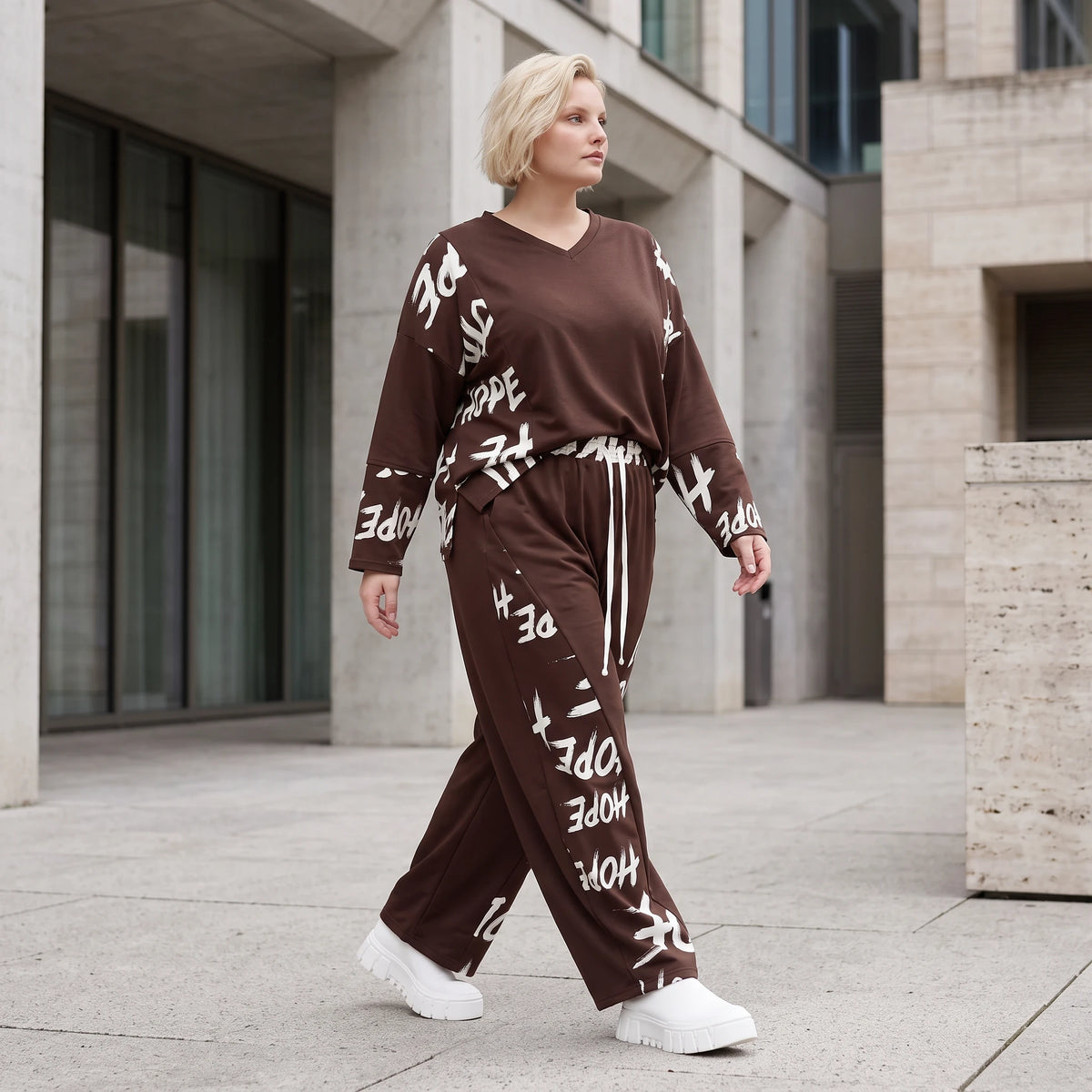 Braune Fleece Ballonhose mit Stretch Schnürbund und Taschen für winterlichen Komfort