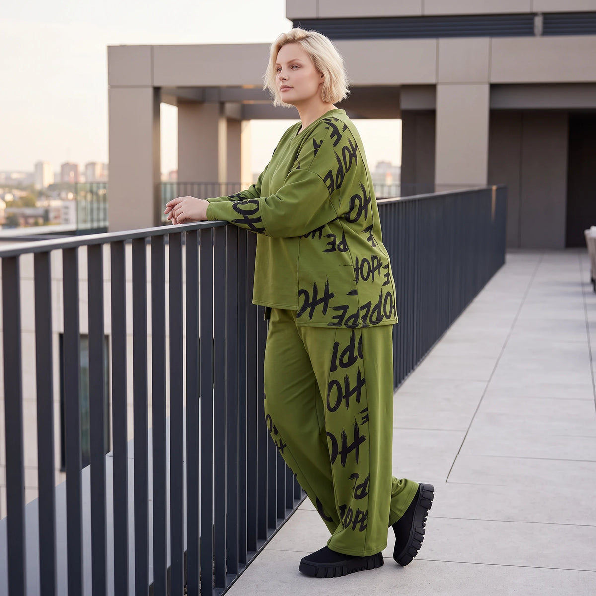 Olivgrüne Ballonhose aus Fleece mit Stretch und Schnürbund für modische Winterlooks