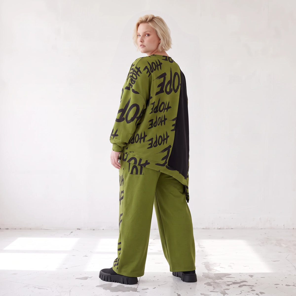 Olivgrünes Fleeceshirt mit asymmetrischem Schnitt und Zipfelsaum weich und wärmend