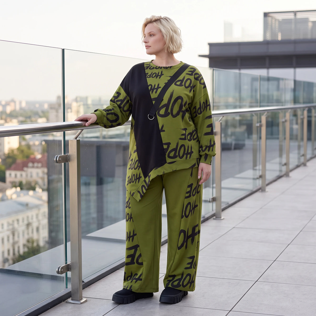 Olivgrünes Fleeceshirt mit asymmetrischem Schnitt und Zipfelsaum weich und wärmend