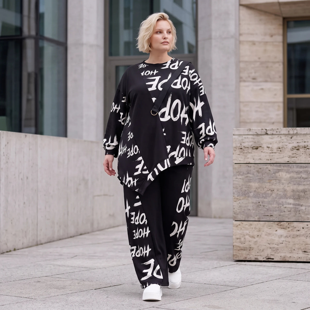 Kuscheliges Fleeceshirt mit asymmetrischem Schnitt und Zipfelsaum aus dehnbarem Stoff