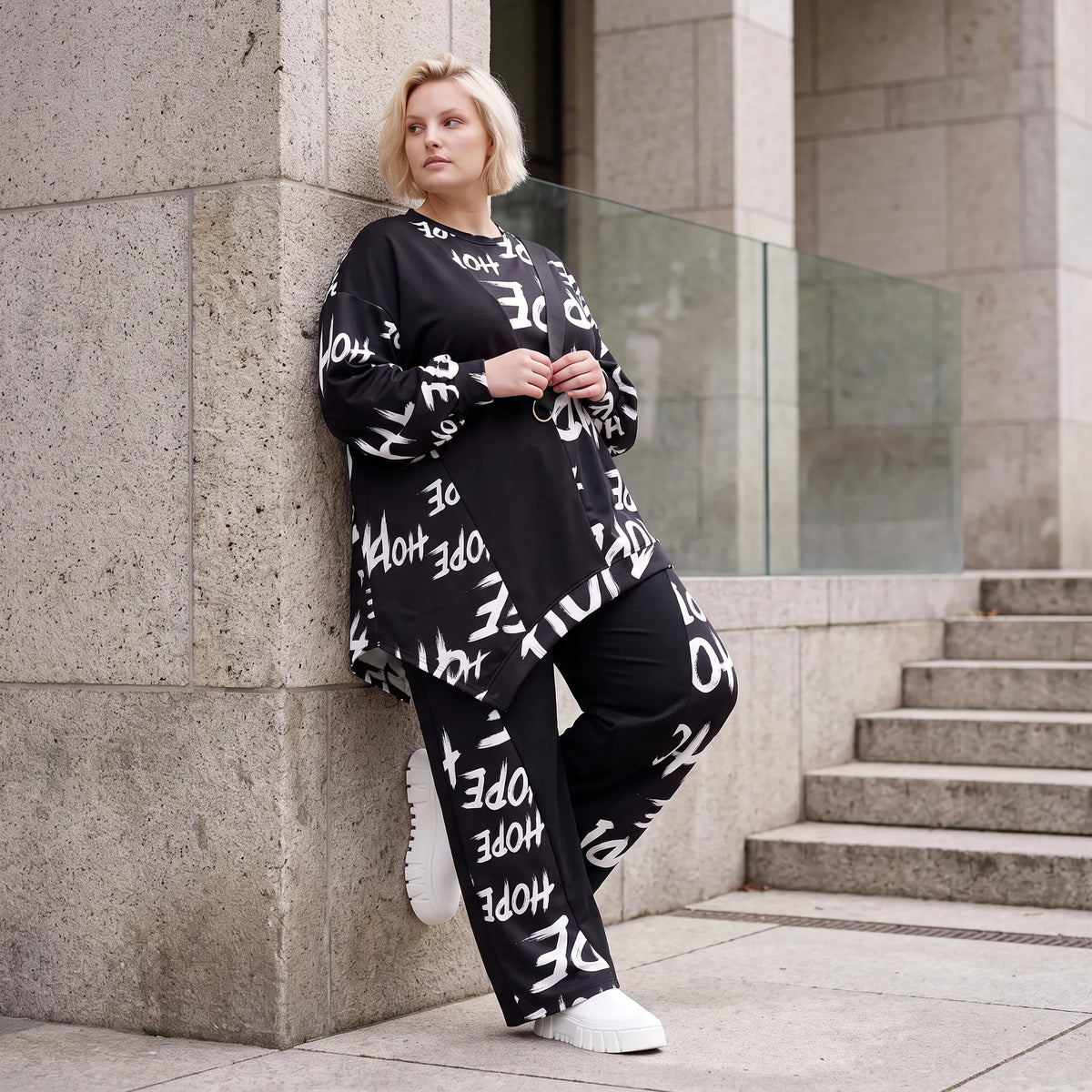 Kuscheliges Fleeceshirt mit asymmetrischem Schnitt und Zipfelsaum aus dehnbarem Stoff