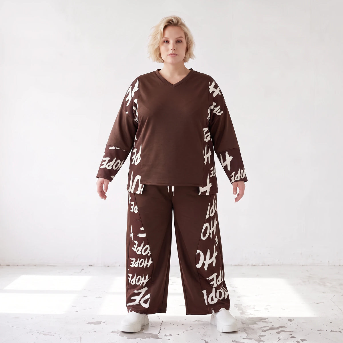 Braunes Fleeceshirt aus Stretchstoff mit V-Ausschnitt in geradem Schnitt weich und warm
