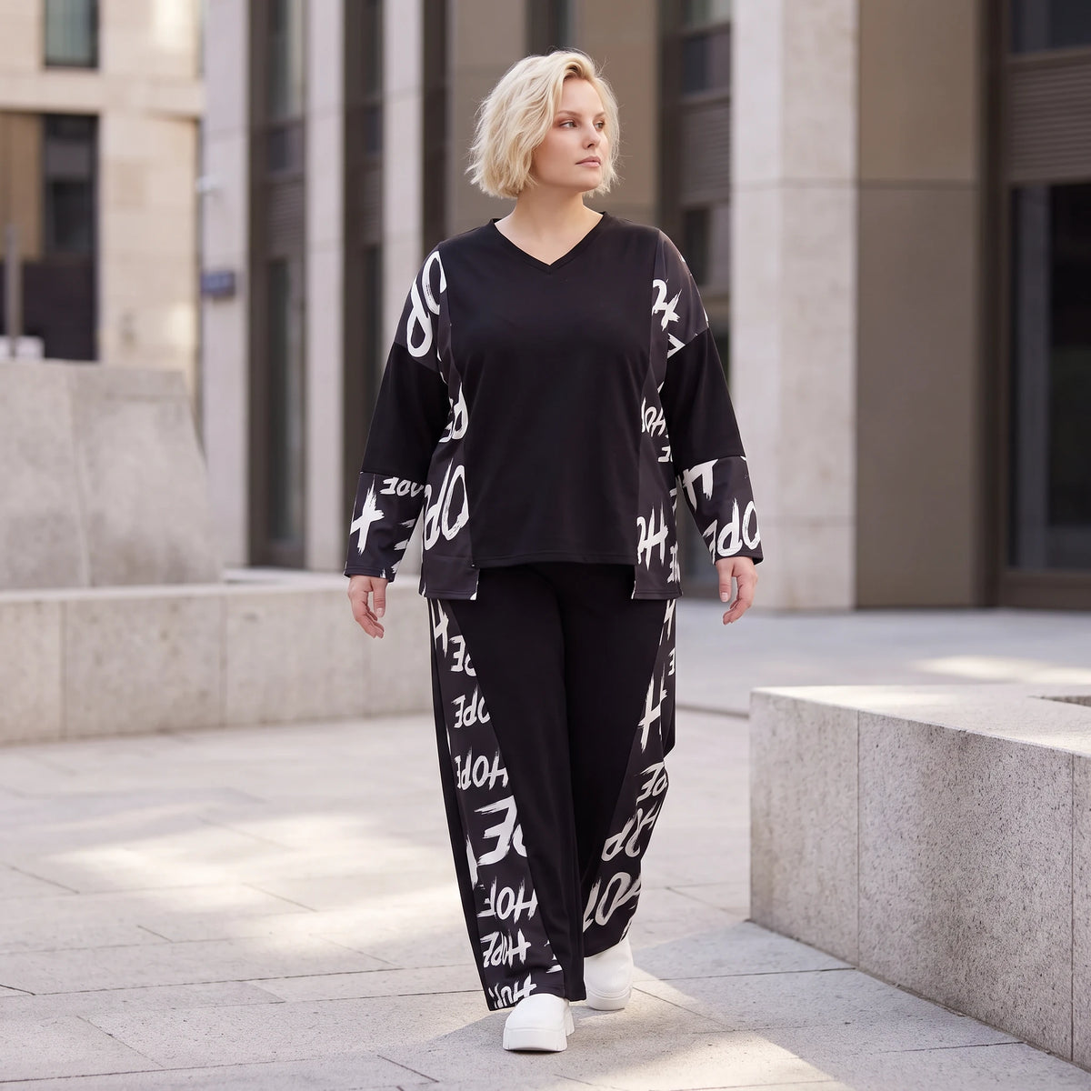 Fleeceshirt mit V-Ausschnitt in einfarbigem Look aus warmem Stretch mit geradem Schnitt
