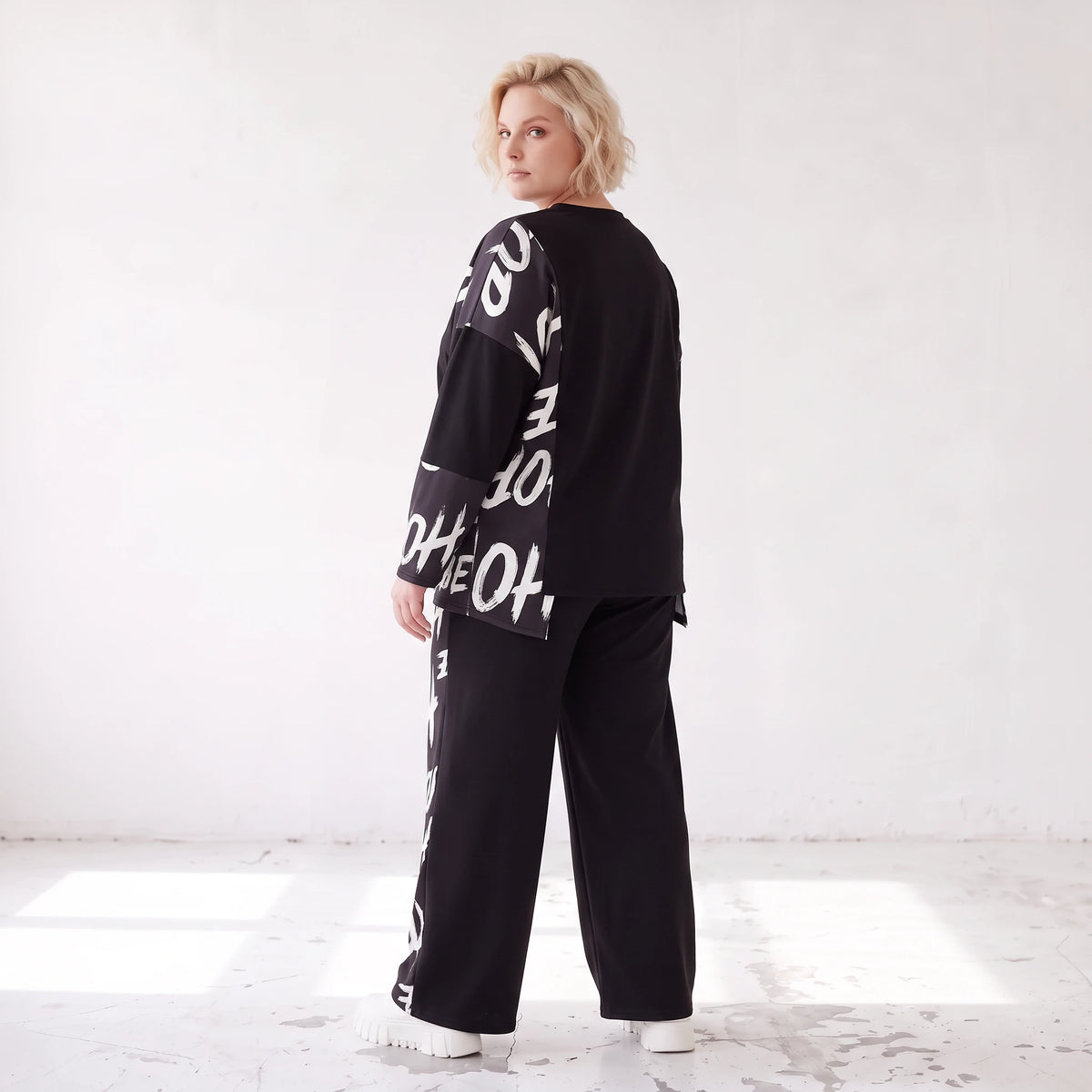 Fleeceshirt mit V-Ausschnitt in einfarbigem Look aus warmem Stretch mit geradem Schnitt