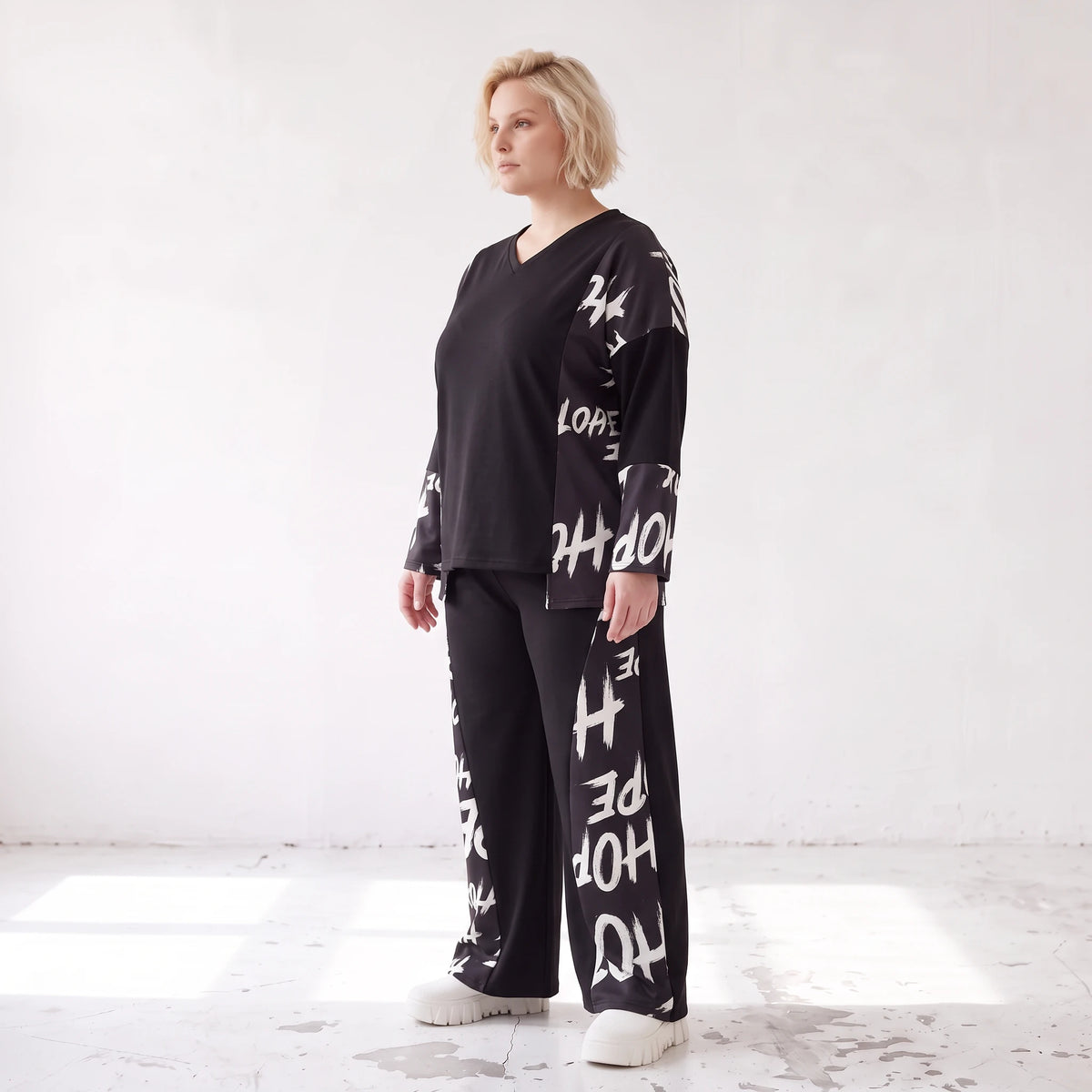 Fleeceshirt mit V-Ausschnitt in einfarbigem Look aus warmem Stretch mit geradem Schnitt