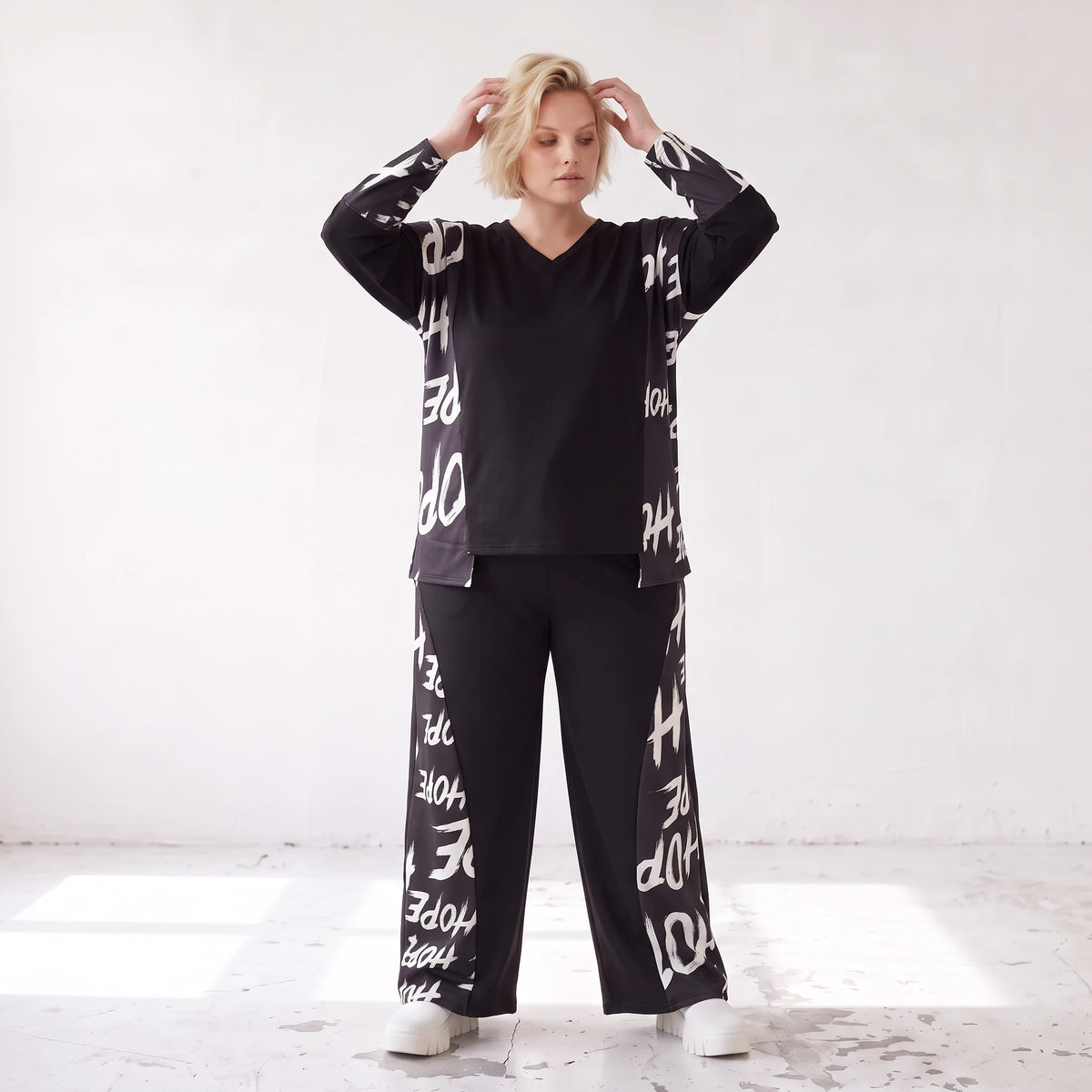 Fleeceshirt mit V-Ausschnitt in einfarbigem Look aus warmem Stretch mit geradem Schnitt