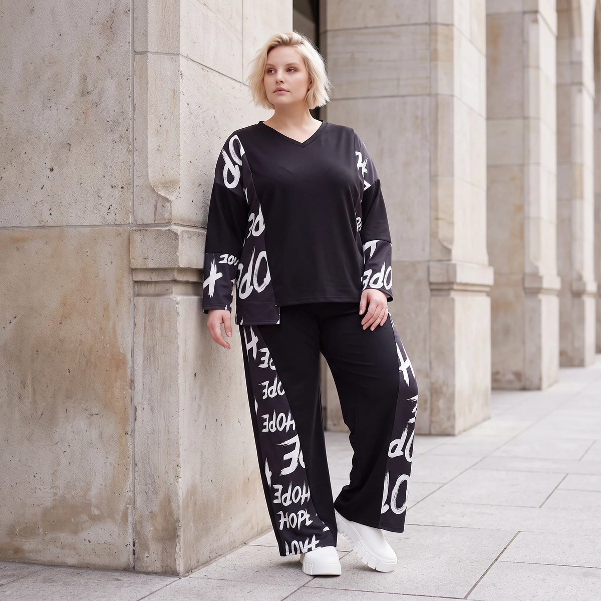 Fleeceshirt mit V-Ausschnitt in einfarbigem Look aus warmem Stretch mit geradem Schnitt