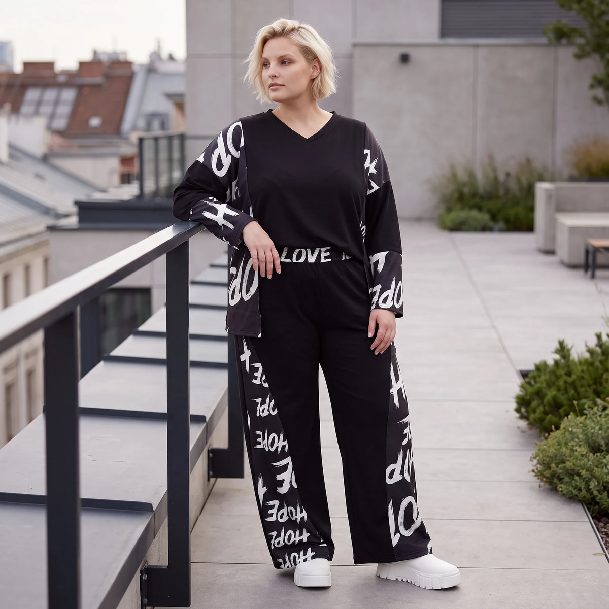 Fleeceshirt mit V-Ausschnitt in einfarbigem Look aus warmem Stretch mit geradem Schnitt