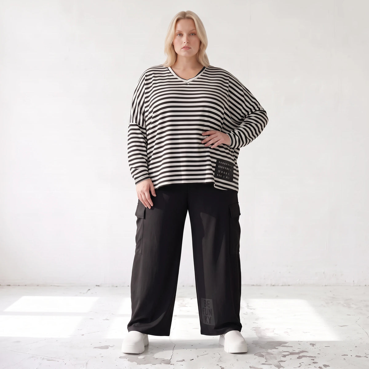 Langarmshirt aus Jersey mit Stretch in Schwarz/Weiss locker geschnitten mit V-Ausschnitt
