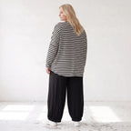 Langarmshirt aus Jersey mit Stretch in Schwarz/Weiss locker geschnitten mit V-Ausschnitt