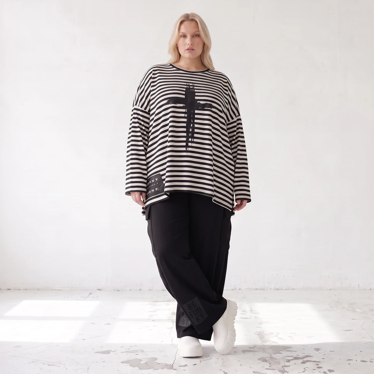 A-Linie Langarmshirt aus feinem Stretchjersey in Schwarz/Weiß mit seitlichen Schlitzen