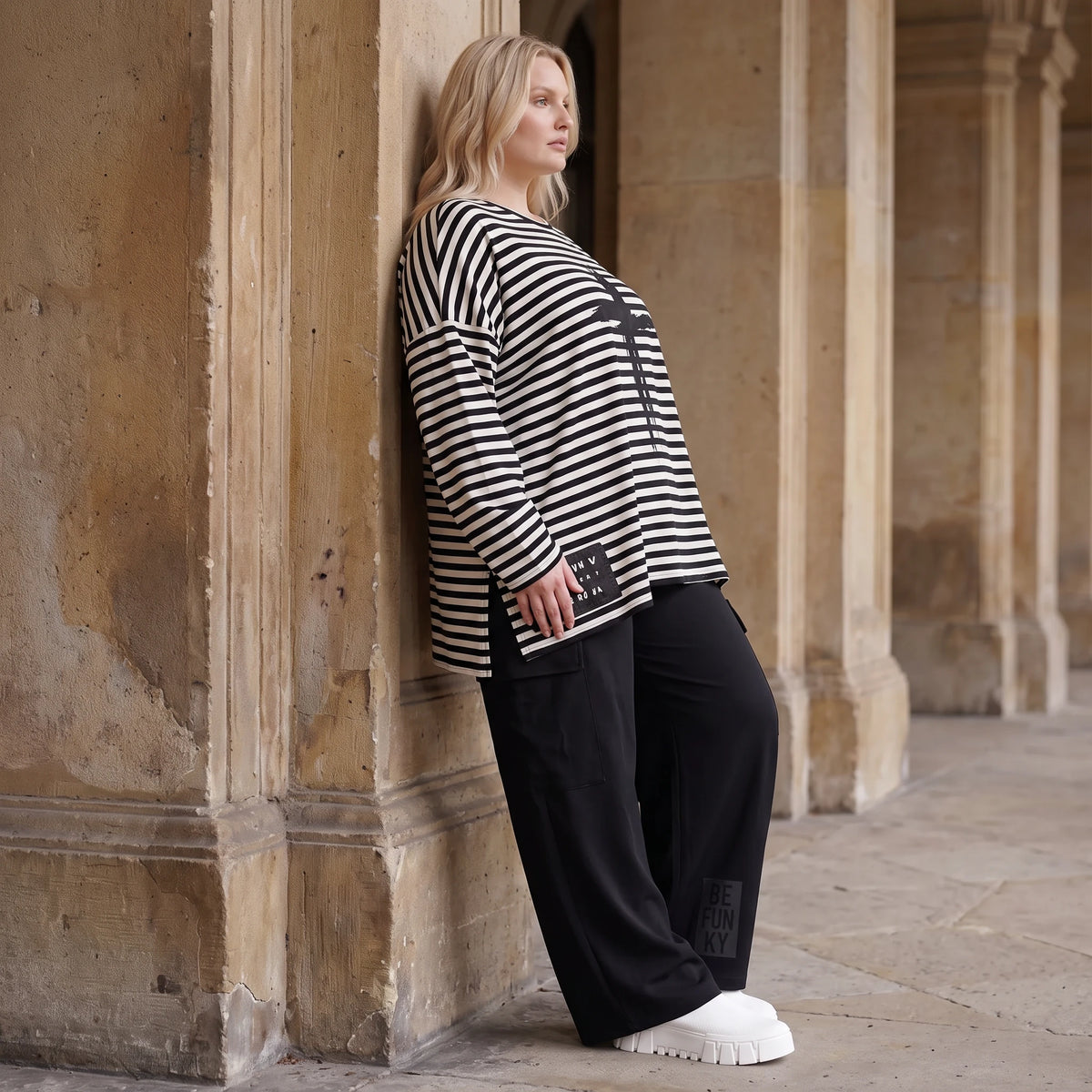 A-Linie Langarmshirt aus feinem Stretchjersey in Schwarz/Weiß mit seitlichen Schlitzen