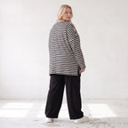 A-Linie Langarmshirt aus feinem Stretchjersey in Schwarz/Weiß mit seitlichen Schlitzen