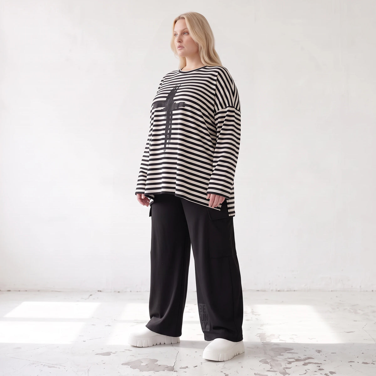 A-Linie Langarmshirt aus feinem Stretchjersey in Schwarz/Weiß mit seitlichen Schlitzen