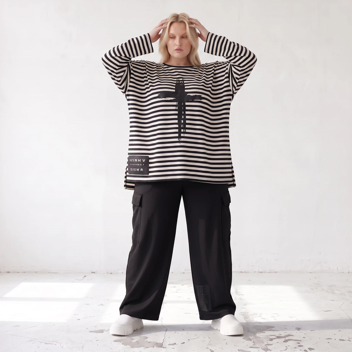 A-Linie Langarmshirt aus feinem Stretchjersey in Schwarz/Weiß mit seitlichen Schlitzen