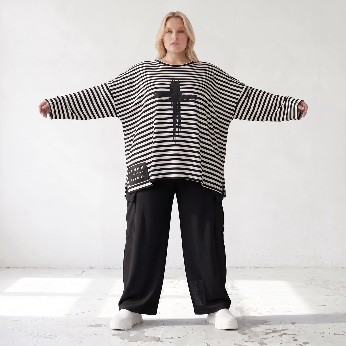 A-Linie Langarmshirt aus feinem Stretchjersey in Schwarz/Weiß mit seitlichen Schlitzen