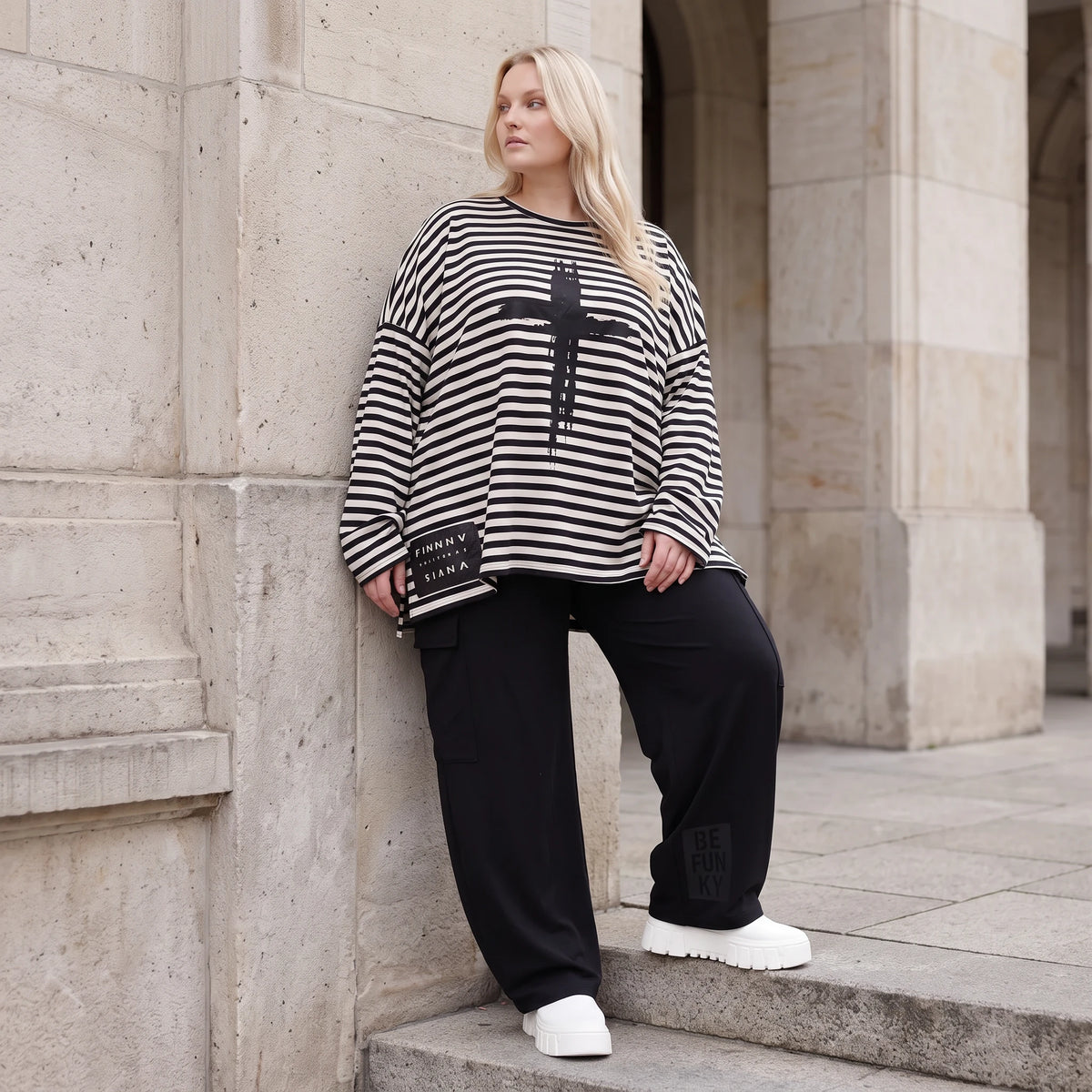 A-Linie Langarmshirt aus feinem Stretchjersey in Schwarz/Weiß mit seitlichen Schlitzen