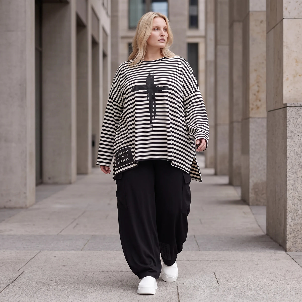 A-Linie Langarmshirt aus feinem Stretchjersey in Schwarz/Weiß mit seitlichen Schlitzen