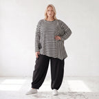 Langarmshirt in Schwarz/Weiß aus weichem Stretchjersey mit asymmetrischem Zipfelsaum