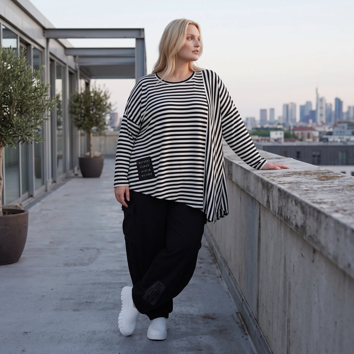 Langarmshirt in Schwarz/Weiß aus weichem Stretchjersey mit asymmetrischem Zipfelsaum
