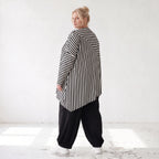 Langarmshirt in Schwarz/Weiß aus weichem Stretchjersey mit asymmetrischem Zipfelsaum