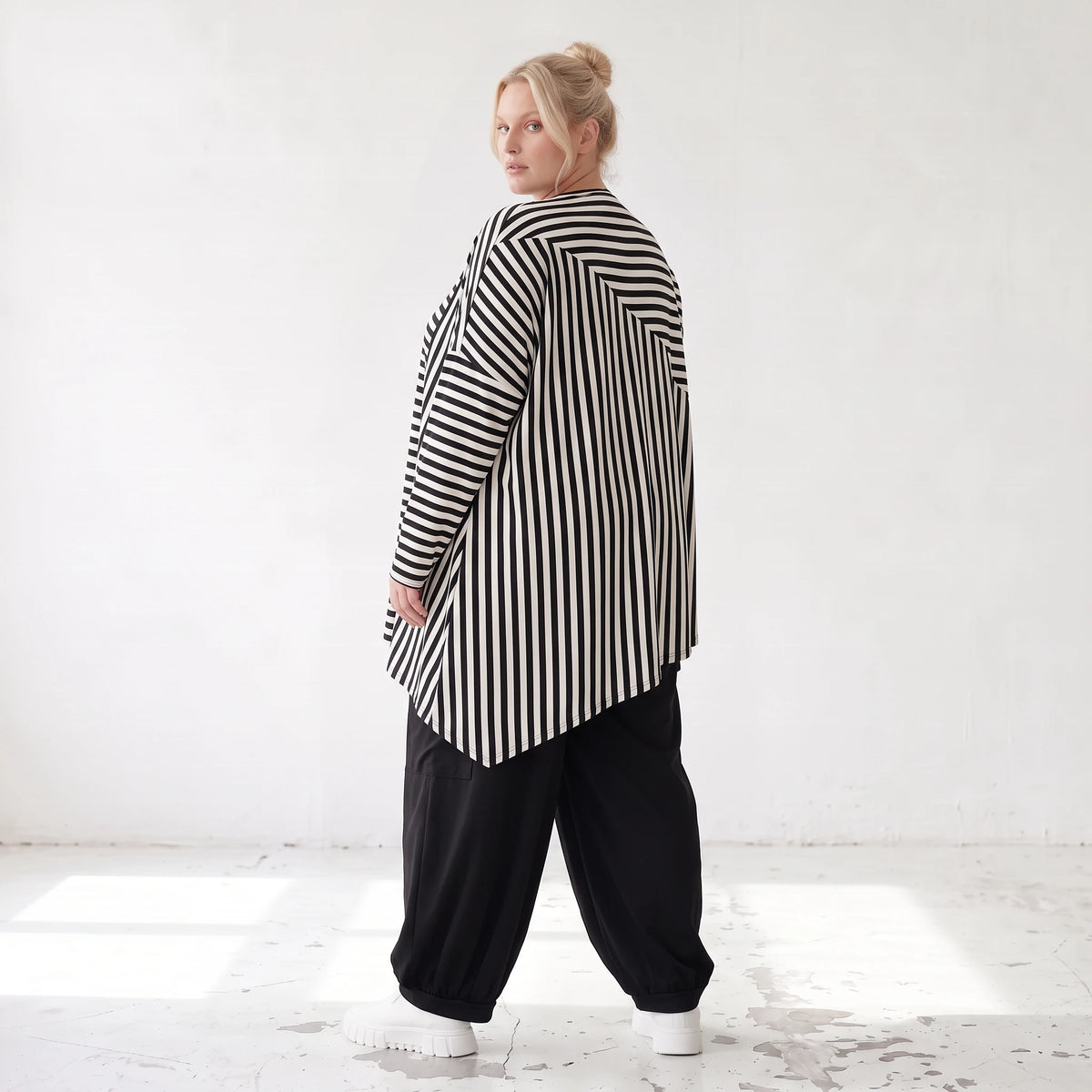 Langarmshirt in Schwarz/Weiß aus weichem Stretchjersey mit asymmetrischem Zipfelsaum