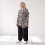 Langarmshirt in Schwarz/Weiß aus weichem Stretchjersey mit asymmetrischem Zipfelsaum