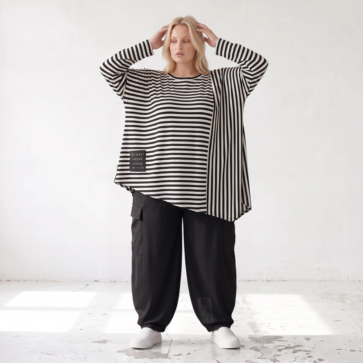 Langarmshirt in Schwarz/Weiß aus weichem Stretchjersey mit asymmetrischem Zipfelsaum