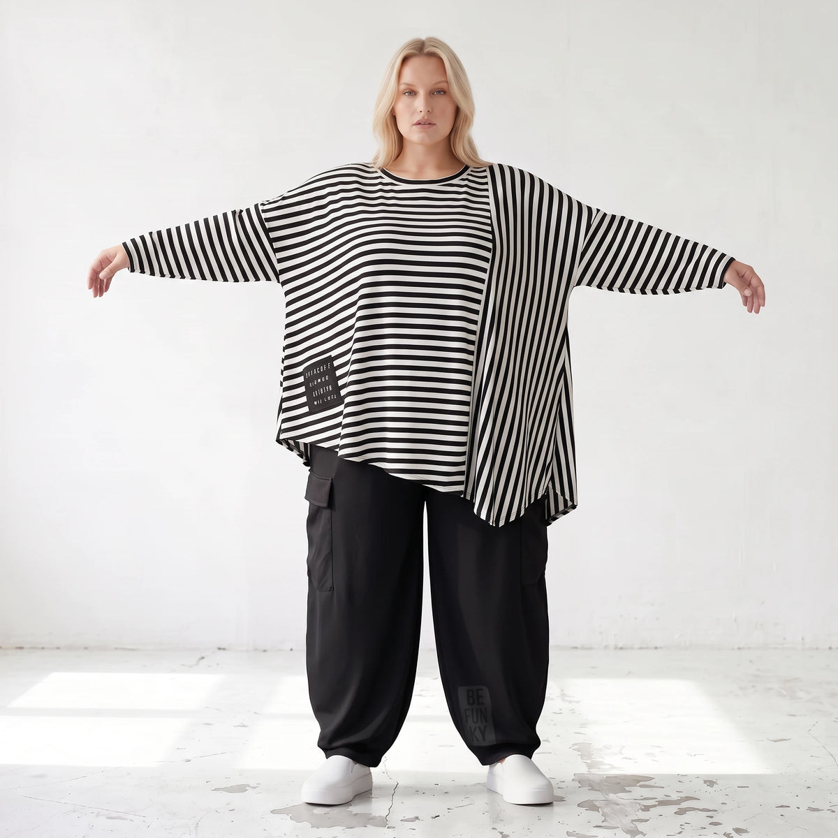 Langarmshirt in Schwarz/Weiß aus weichem Stretchjersey mit asymmetrischem Zipfelsaum