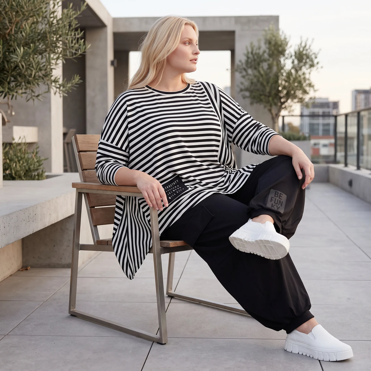 Langarmshirt in Schwarz/Weiß aus weichem Stretchjersey mit asymmetrischem Zipfelsaum