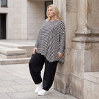 Langarmshirt in Schwarz/Weiß aus weichem Stretchjersey mit asymmetrischem Zipfelsaum