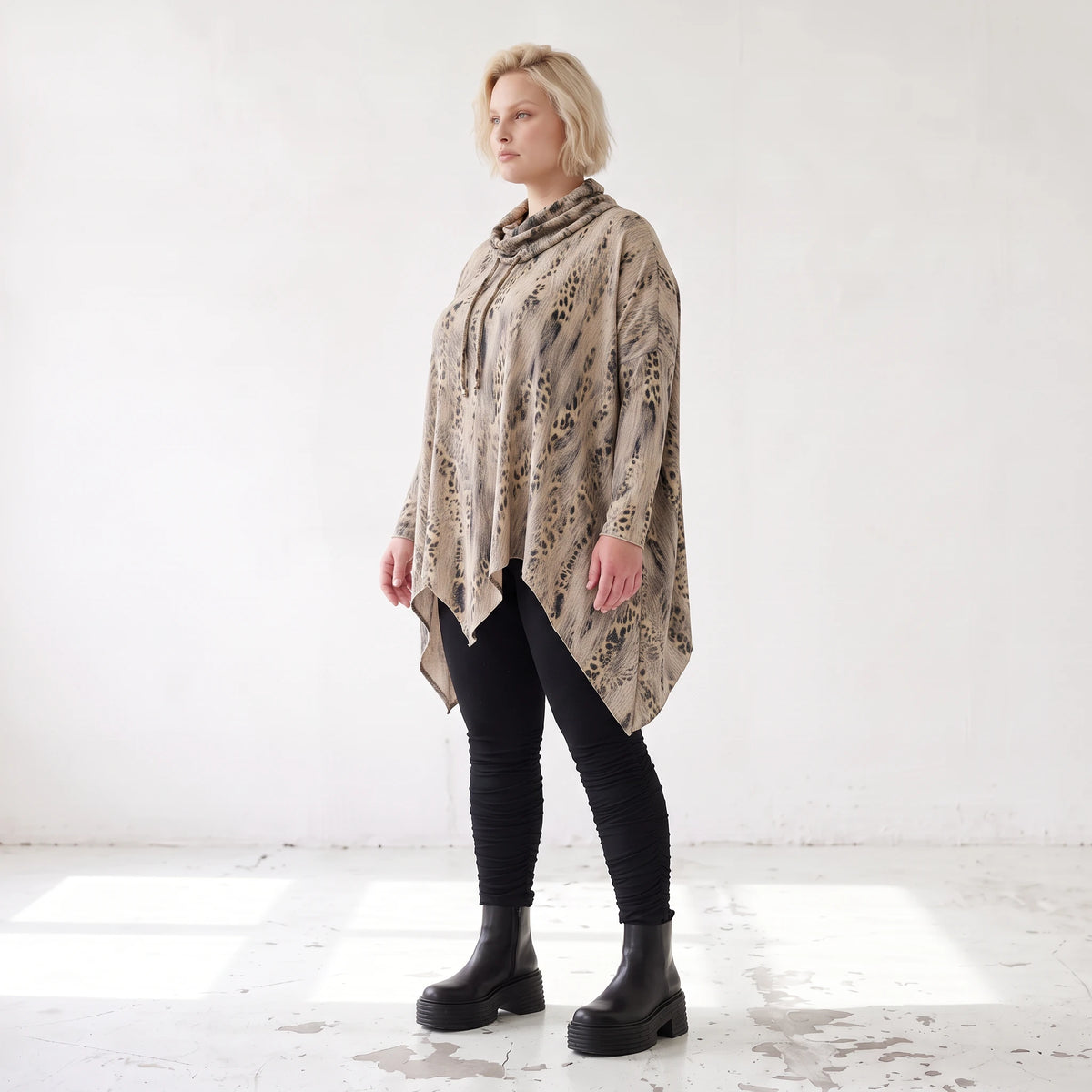 Langarmshirt aus Baumwolle in Beige/Braun mit Rollkragen Tunnelzug und A-Linie Zipfelsaum