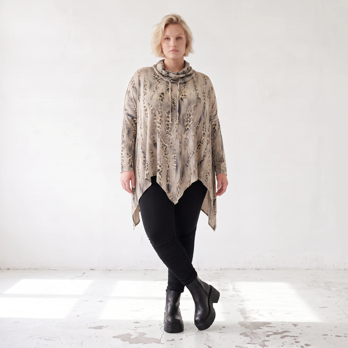 Langarmshirt aus Baumwolle in Beige/Braun mit Rollkragen Tunnelzug und A-Linie Zipfelsaum
