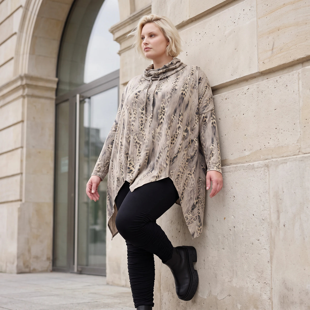 Langarmshirt aus Baumwolle in Beige/Braun mit Rollkragen Tunnelzug und A-Linie Zipfelsaum