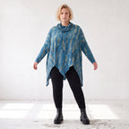 Wintershirt in Blau/Beige aus Baumwolljersey mit Rollkragen Tunnelzug und Zipfelsaum