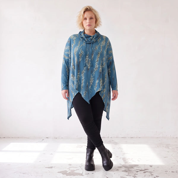 Wintershirt in Blau/Beige aus Baumwolljersey mit Rollkragen Tunnelzug und Zipfelsaum