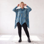 Wintershirt in Blau/Beige aus Baumwolljersey mit Rollkragen Tunnelzug und Zipfelsaum