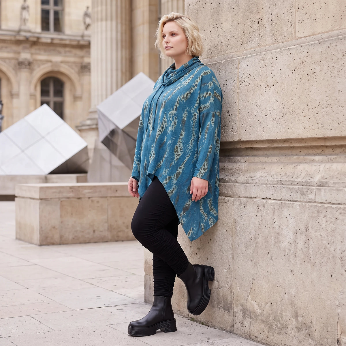 Wintershirt in Blau/Beige aus Baumwolljersey mit Rollkragen Tunnelzug und Zipfelsaum