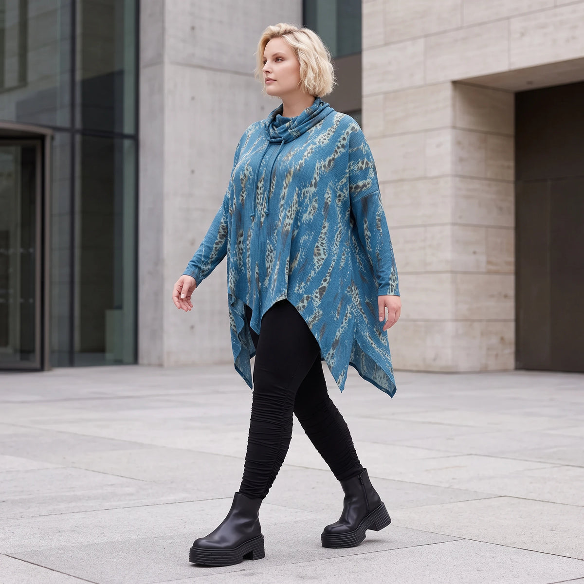 Wintershirt in Blau/Beige aus Baumwolljersey mit Rollkragen Tunnelzug und Zipfelsaum